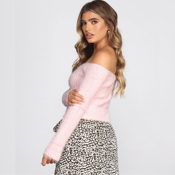 🚫SOLD🚫NWOT Windsor off the shoulder eyelash/ fuzzy knit cropped  sweater sz M - Picture 3 of 10